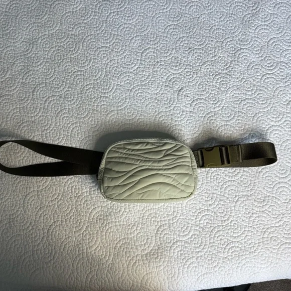 Lululemon Athletica Quilted Belt Bag in Olive Green special edition - Picture 2 of 7